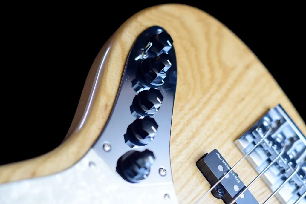 MARCUS MILLER V8-4